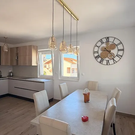 Luxury Pronoia With Swimming Pool Apartman